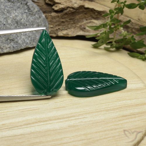 Gemas de Ágata Verde oscuro medio natural de 10.48 ct, Forma elegante, Translúcido