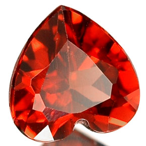 granate almandino Roja natural de 0.67 ct, Forma de corazón, VS