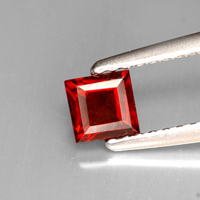 granate almandino Roja natural de 0.63 ct, Cuadrado, VVS-VS