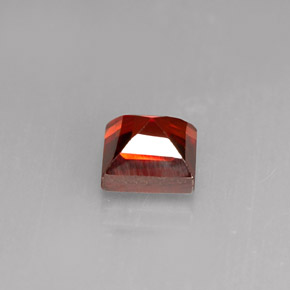 granate almandino Roja natural de 0.63 ct, Cuadrado, VVS-VS