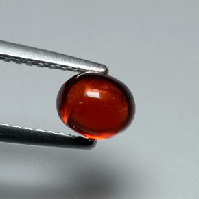 Granate almandino rojo natural de 1,06 ct, corte óvalo, translúcido