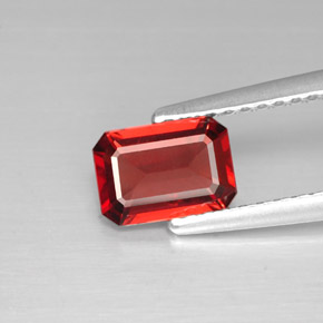 granate almandino Roja natural de 0.96 ct, corte esmeralda, VS