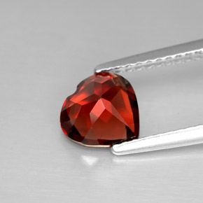 granate almandino Rojo oscuro natural de 1.42 ct, Forma de corazón, VVS