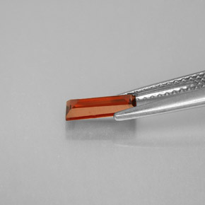 granate almandino Roja Anaranjada natural de 0.71 ct, Corte Baguette, VS