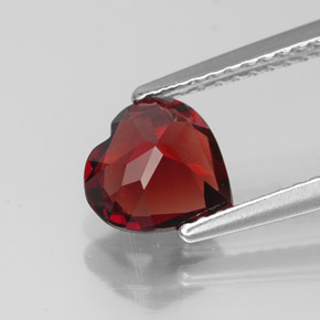 granate almandino Rojo oscuro natural de 1.33 ct, Forma de corazón, VVS