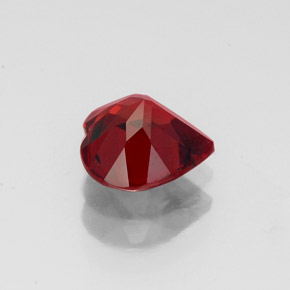 granate almandino Rojo oscuro natural de 1.39 ct, Forma de corazón, VVS