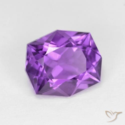 Amatista Violeta medio natural de 4.36 ct, Elegante, VVS-VS