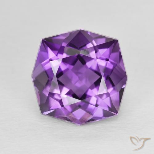 Amatista Violeta intenso natural de 3.97 ct, Forma elegante, VVS-VS