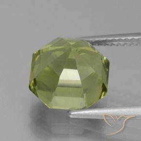 Apatito Verde bosque claro natural de 5.75 ct, Corte Octágono / Esmeralda, VVS-VS