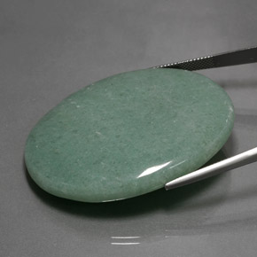 Venturina Verde natural de 61.96 ct, Corte Óvalo, Opaco