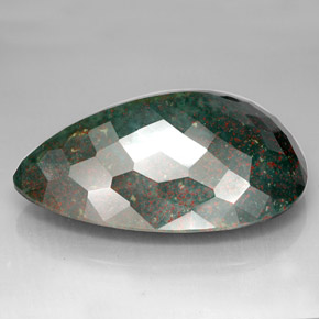 Heliotropo verde natural de 214,05 ct, en forma de pera, opaco