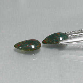 Gemas de heliotropo verde natural de  ct, en forma de pera, opaco