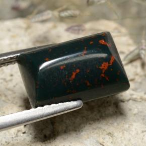 Sanguinaria Verde moteado natural de 4.62 ct, Corte Baguette, Opaco