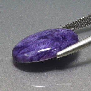 Charoíta Violeta natural de 15.70 ct, Corte Óvalo, Opaco