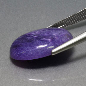 Charoíta violeta natural de 14,14 ct, corte óvalo, opaco