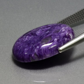 Charoíta violeta natural de 15,03 ct, corte óvalo, opaco