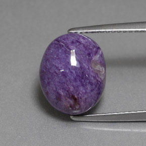 Charoíta Violeta natural de 5.61 ct, Corte Óvalo, Opaco