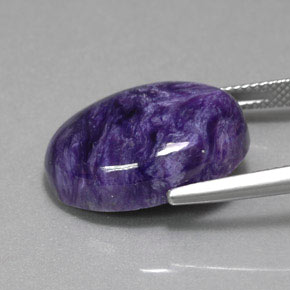 Charoíta violeta natural de 15,67 ct, corte óvalo, opaco