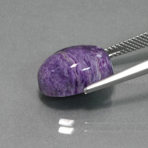 Charoíta violeta natural de 7,53 ct, corte óvalo, opaco