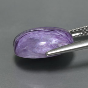 Charoíta violeta natural de 5,26 ct, corte óvalo, opaco