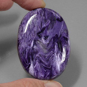 Charoíta violeta natural de 84,76 ct, corte óvalo, opaco