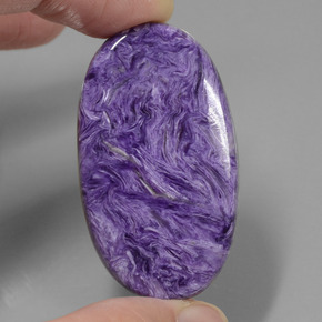 Charoíta violeta natural de 52,34 ct, corte óvalo, opaco