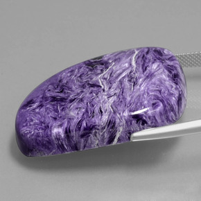 Charoíta Violeta natural de 63.04 ct, Forma elegante, Opaco