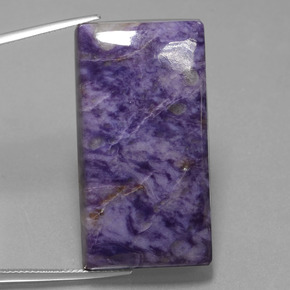 Charoíta violeta natural de 67,35 ct, baguette, opaco