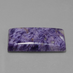 Charoíta violeta natural de 67,35 ct, baguette, opaco