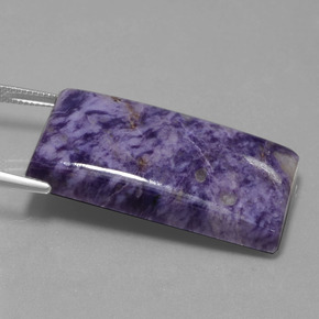 Charoíta violeta natural de 67,35 ct, baguette, opaco