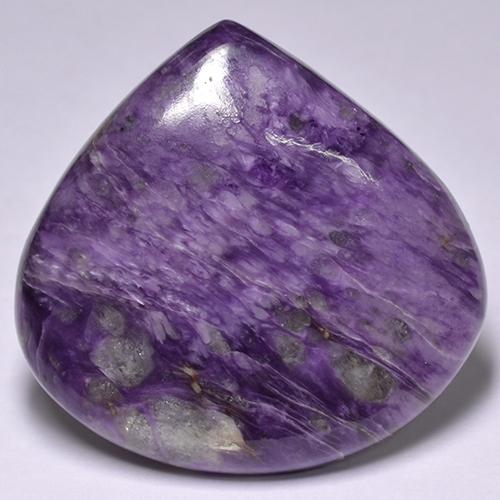 Charoíta violeta intenso natural de 56,84 ct, en forma de pera, opaco