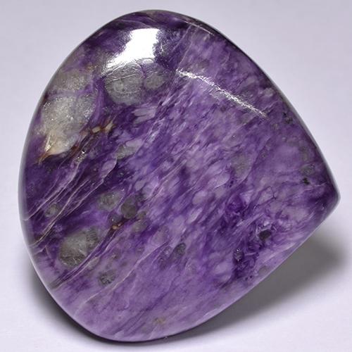 Charoíta violeta intenso natural de 56,84 ct, en forma de pera, opaco