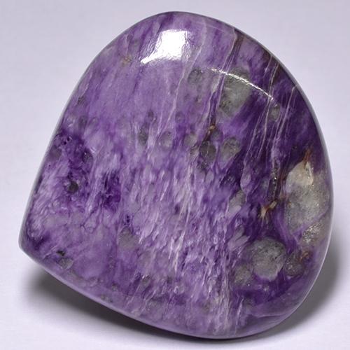 Charoíta violeta intenso natural de 56,84 ct, en forma de pera, opaco