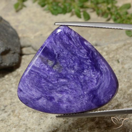 Charoíta violeta medio natural de 31,11 ct, en forma de pera, opaco