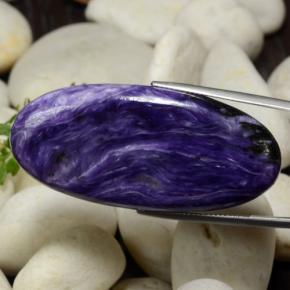 Charoíta violeta natural de 58,79 ct, corte óvalo, opaco