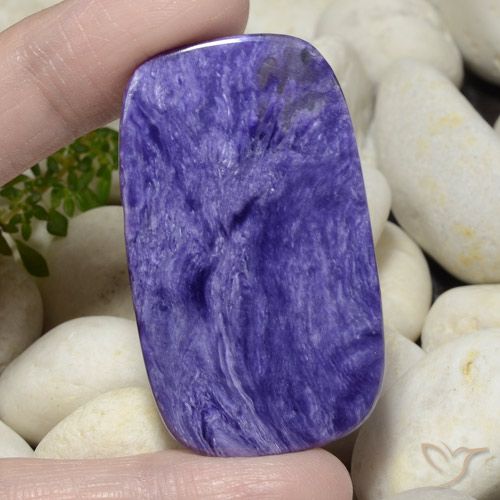 Charoíta violeta intenso natural de 40,09 ct, corte cojín, opaco