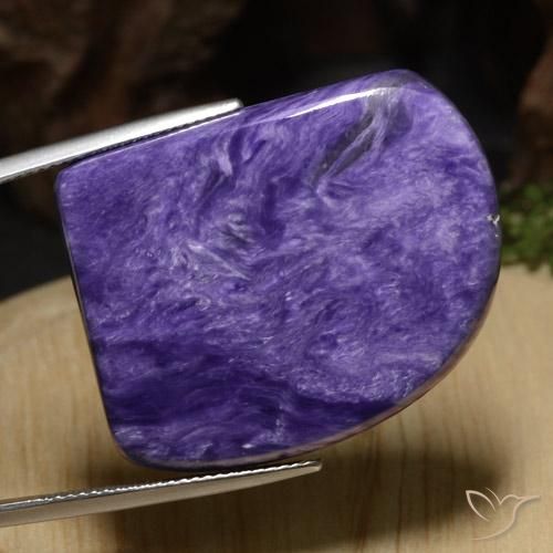 Charoíta Violeta intenso natural de 46.73 ct, Elegante, Opaco