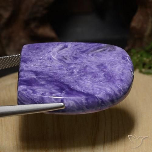 Charoíta Violeta intenso natural de 46.73 ct, Elegante, Opaco