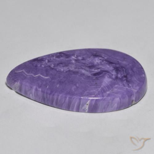 Charoíta violeta medio natural de 50,59 ct, en forma de pera, opaco