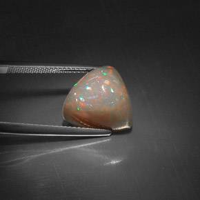 Ópalo chocolate multicolor natural de 6,51 ct, trillón, opaco