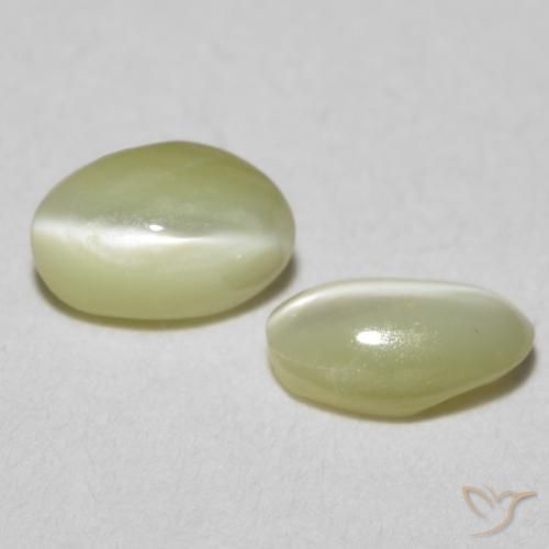 Gemas de Crisoberilo Ojo de Gato Amarillo claro natural de 0.55 ct, Ovalada, Translúcido