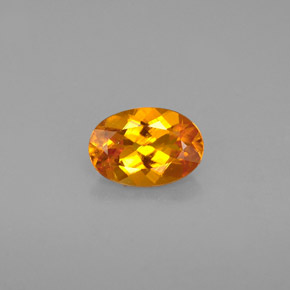 Clinohumita naranja natural de 0,67 ct, corte óvalo, VS