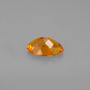 Clinohumita naranja natural de 0,67 ct, corte óvalo, VS