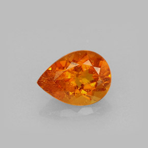 Clinohumita naranja natural de 0,69 ct, en forma de pera, VS-SI