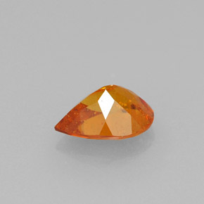 Clinohumita naranja natural de 0,69 ct, en forma de pera, VS-SI