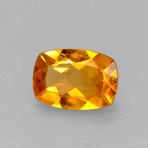 Clinohumita naranja natural de 0,65 ct, corte cojín, VS