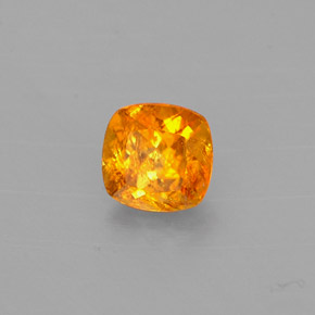 Clinohumita naranja natural de 0,60 ct, corte cojín, VS-SI