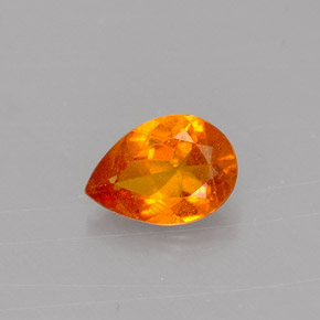 Clinohumita naranja natural de 0,57 ct, en forma de pera, VS-SI