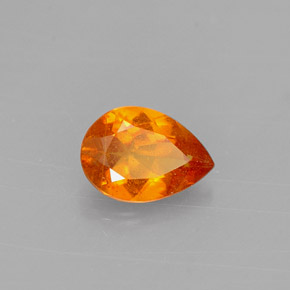 Clinohumita naranja natural de 0,57 ct, en forma de pera, VS-SI