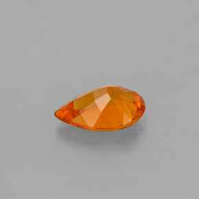 Clinohumita naranja natural de 0,57 ct, en forma de pera, VS-SI